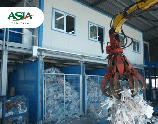Ruspa che solleva materiale Ruspa che solleva materiale
